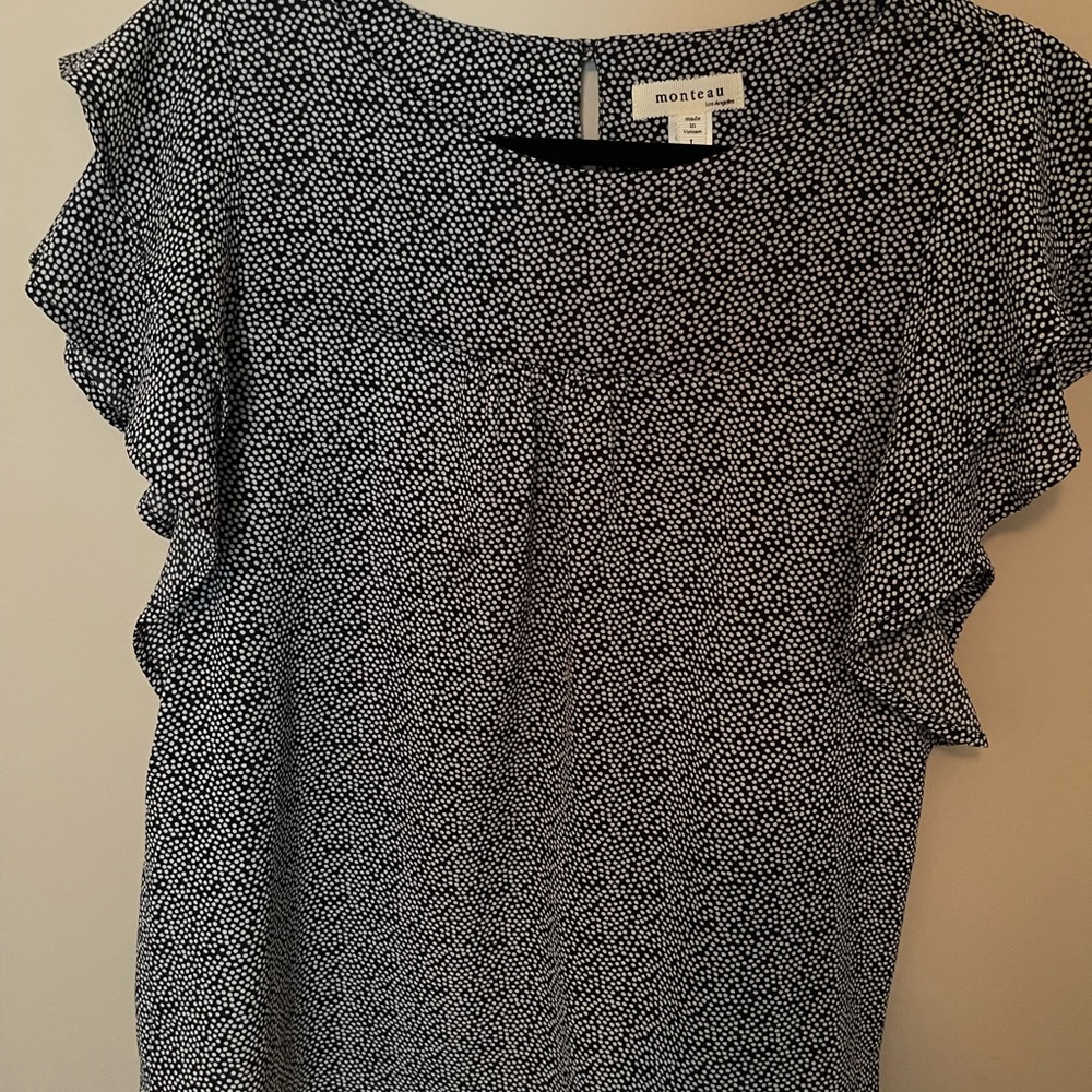 Black and white flutter sleeve top